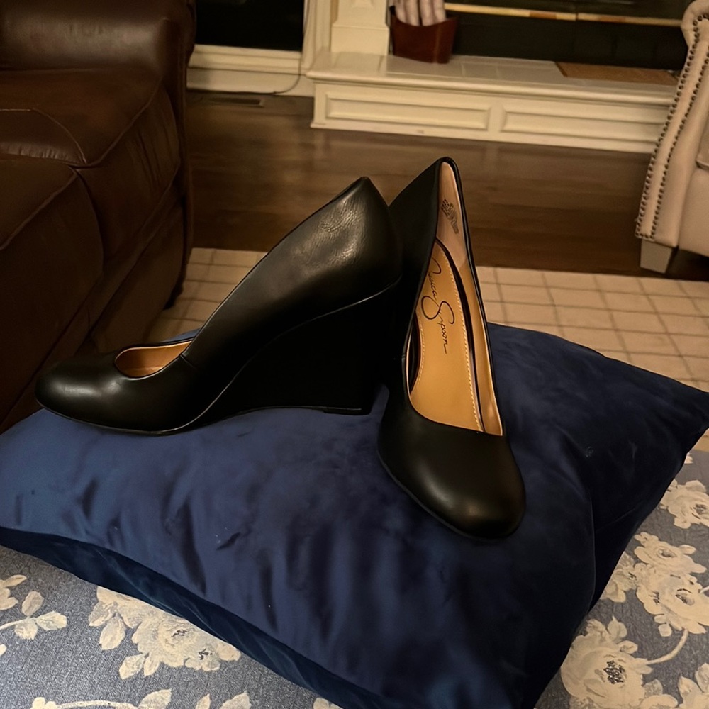 Jessica Simpson black pump 8 1/2